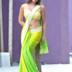 kajal navel in saree 2