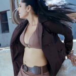 Anushka shetty hot cleavage navel and thighs in top bra suite open and mini skirt and sexy expressions HD pics starlust 31 scaled