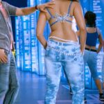 anushka shetty hot cleavage navel percing and back in ragada movie HD pics starlust (28)