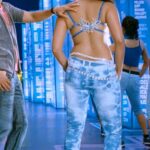 anushka shetty hot cleavage navel percing and back in ragada movie HD pics starlust (9)