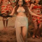 tamanna hot thick thighs in silver skirt navel and cleavage and armpits show HD aranmanai 4 starlust 147 scaled