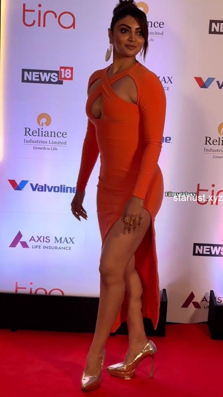 Akanksha Puri 🥵 (2)