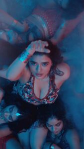 Ketika sharma hot oily navel hole and cleavage show from robinhood movie starlust (197)