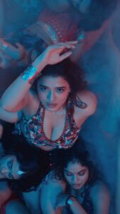 Ketika sharma hot oily navel hole and cleavage show from robinhood movie starlust (205)