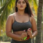 anushka shetty hot thick thighs navel and cleavage show ai images HD (2)