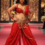 anushka shetty hot thick thighs navel and cleavage show ai images HD (27)