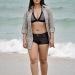 anushka shetty hot thick thighs navel and cleavage show ai images HD (33)