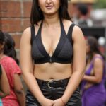 anushka shetty hot thick thighs navel and cleavage show ai images HD (35)