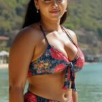 anushka shetty hot thick thighs navel and cleavage show ai images HD (5)