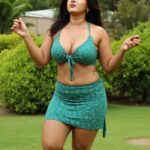 anushka shetty hot thick thighs navel and cleavage show ai images HD (6)