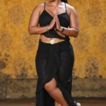 anushka shetty hot thick thighs navel and cleavage show ai images HD (9)