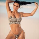 kim kardashian hot bikini @ 50s showing bg boops cleavage and thighs (5)