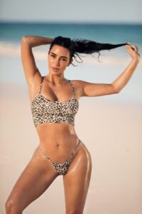 kim kardashian hot bikini @ 50s showing bg boops cleavage and thighs (5)
