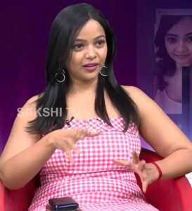 nithya shetty big thick thighs show in mini skirt @ viral prapancham movie interview starlust (36)