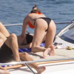 selena gomez booty ass in boat with boyfriend (1)