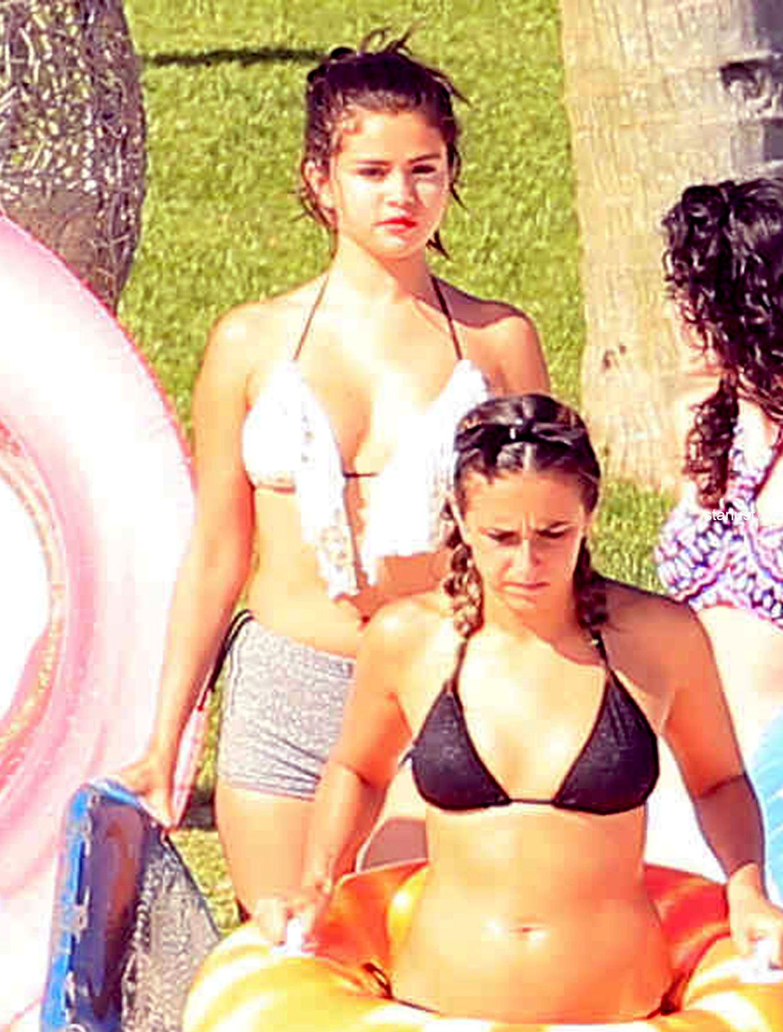 selena gomez camel toe pussy shape in beach HD pics (3)