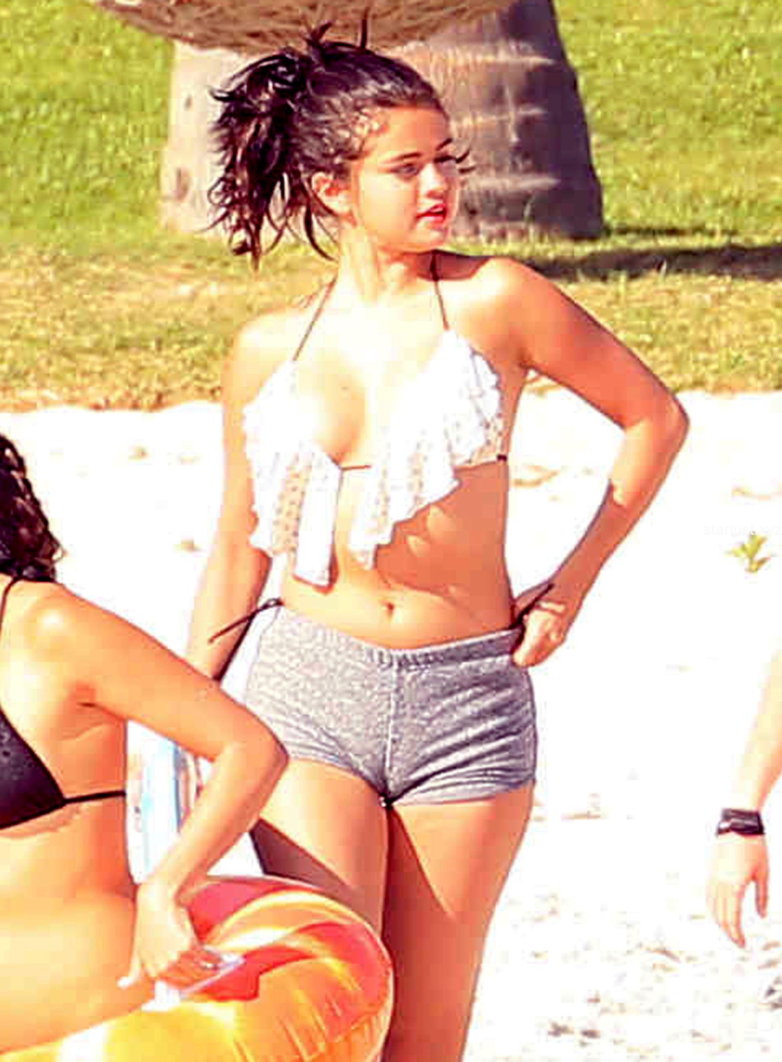 selena gomez camel toe pussy shape in beach HD pics (4)