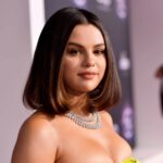 selena gomez hot big cleavage and thighs show in green bodycon (14)