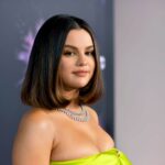 selena gomez hot big cleavage and thighs show in green bodycon (19)