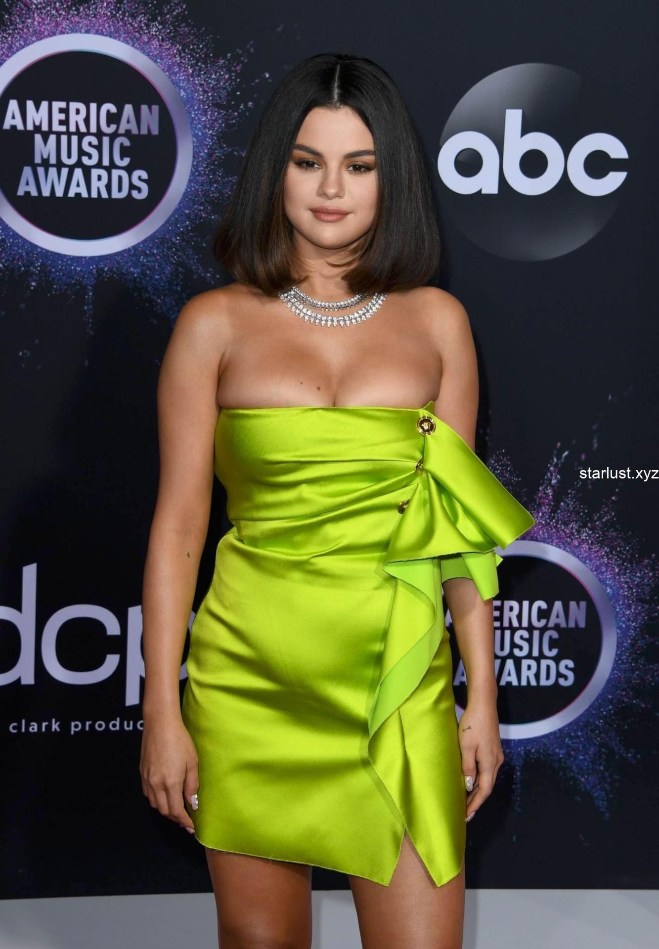 selena gomez hot big cleavage and thighs show in green bodycon (20)
