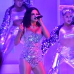 selena gomez hot big cleavage and thighs show in green bodycon (3)