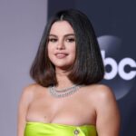 selena gomez hot big cleavage and thighs show in green bodycon (4)
