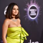 selena gomez hot big cleavage and thighs show in green bodycon (5)