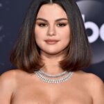 selena gomez hot big cleavage and thighs show in green bodycon (6)