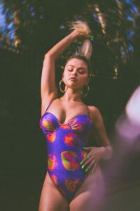 selena gomez hot bikini photoshoot showing navel cl (10)