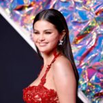 selena gomez hot cleavage and thighs show in red gown (11)