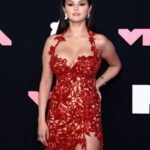 selena gomez hot cleavage and thighs show in red gown (12)