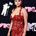 selena gomez hot cleavage and thighs show in red gown (3)