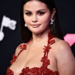 selena gomez hot cleavage and thighs show in red gown (5)