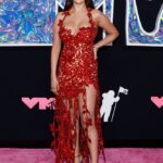 selena gomez hot cleavage and thighs show in red gown (6)