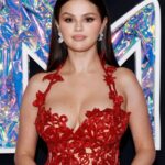 selena gomez hot cleavage and thighs show in red gown (8)