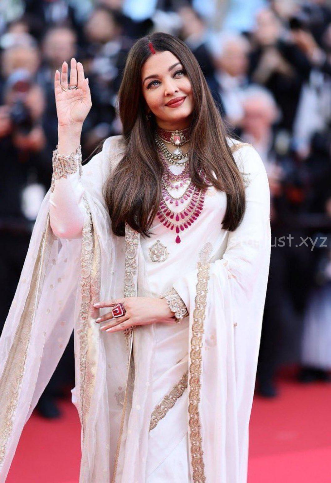 Aishwarya rai glam pics from cannes 2025 with sindhoor (43)