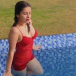 Avneet kaur hot exposing cleavage and thighs HD (13)