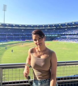 Avneet kaur hot exposing cleavage and thighs HD 136