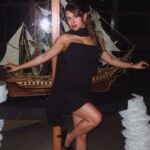 Avneet kaur hot exposing cleavage and thighs HD (160)