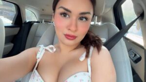 Avneet kaur hot exposing cleavage and thighs HD 32