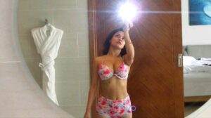 Avneet kaur hot exposing cleavage and thighs HD 73