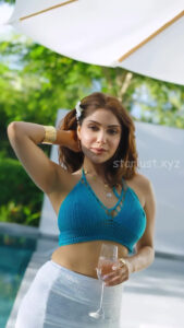 ISHITA_RAJ_STUNNING_RAVISHING_BACKLESS_DESIRABLE_VIEW (2)