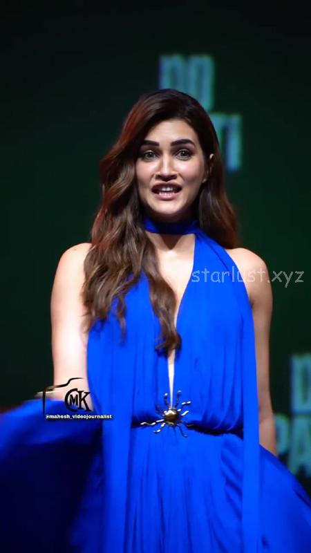 KRITI_SANON_HOT_BACKLESS_SHOW_IN_BLUE_GOWN (13)