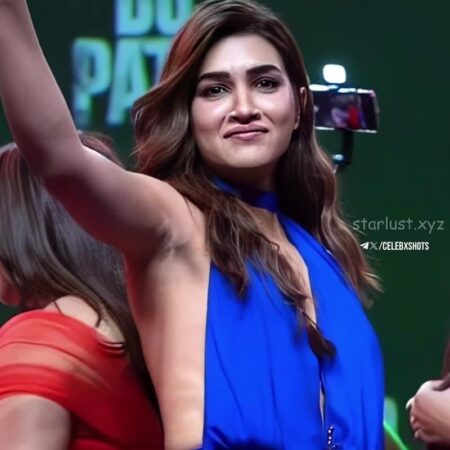 KRITI_SANON_HOT_BACKLESS_SHOW_IN_BLUE_GOWN (29)