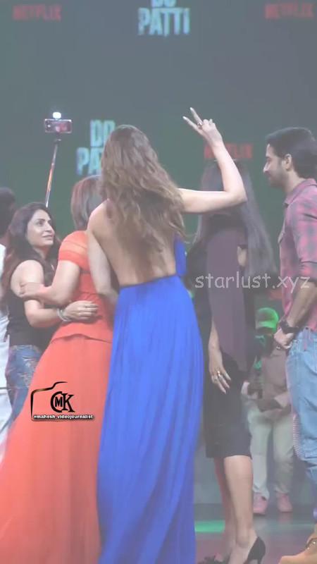 KRITI_SANON_HOT_BACKLESS_SHOW_IN_BLUE_GOWN (4)