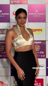 SHARVARI_HOT_CLEAVAGE_SHOW_IN_CROPTOP_AT_EVENT_2025 (2)