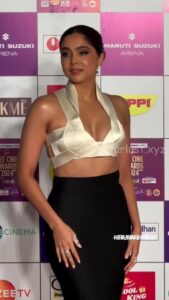 SHARVARI_HOT_CLEAVAGE_SHOW_IN_CROPTOP_AT_EVENT_2025 (4)