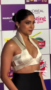 SHARVARI_HOT_CLEAVAGE_SHOW_IN_CROPTOP_AT_EVENT_2025 (5)