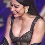 Tamanna bhatia hot navel and cleavage show at zee cine awards 2025-starlust (35)