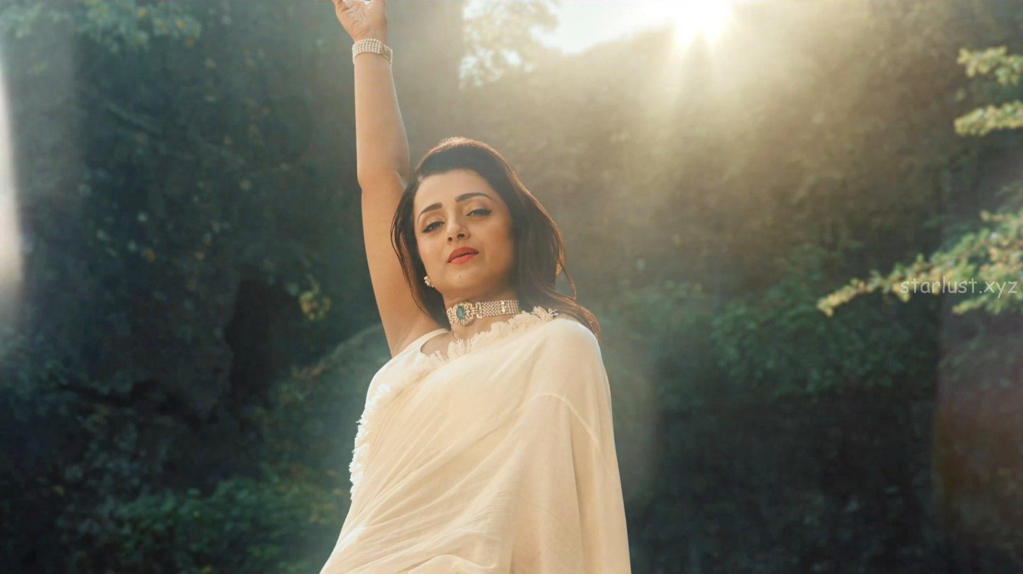 Trisha hot in white sleeveless saree from sugarbaby thuglife movie-starlust (1)